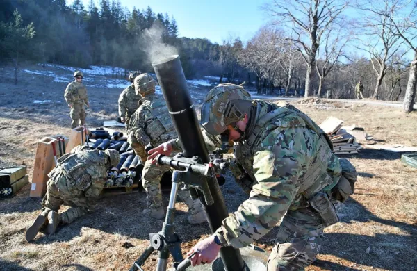 Slovenija svoje naloge v zavezništvu Nato opravlja s poklicnimi vojaki. Na fotografiji je eno od usposabljanj poklicne vojske na vadišču Poček.