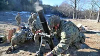 Slovenija svoje naloge v zavezništvu Nato opravlja s poklicnimi vojaki. Na fotografiji je eno od usposabljanj poklicne vojske na vadišču Poček.
