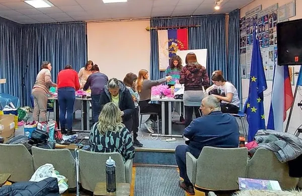 V zadružnem domu Pobegi - Čežarji se ob petkih zvečer dobivajo člani pustne skupine in ustvarjajo.