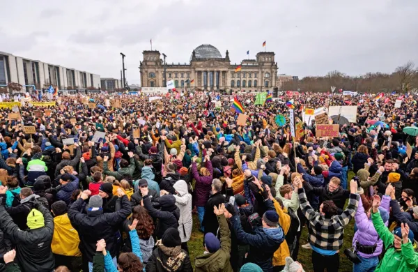 V Berlinu je  proti skrajni desnici  protestiralo  več kot 150.000 
ljudi.