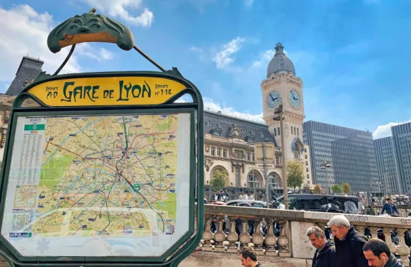 Napad se je zgodil  na eni od največjih pariških železniških postaj 
Gare de Lyon.