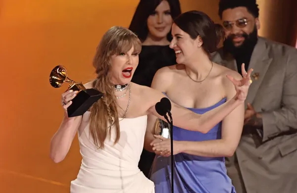 Pevka Taylor Swift je dobila grammyja za album Midnights, s čimer  
se je zapisala v zgodovino kot edina oseba, ki ji je doslej v 
zgodovini uspelo osvojiti štiri grammyje za album leta.