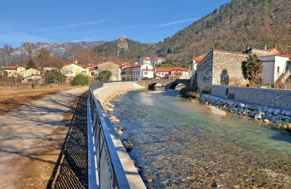 S tri milijone evrov vredno naložbo so sanirali poškodovane 
obrežne zidove, strugo, propuste in jez v Podskali ter uredili 
obrežno promenado. 