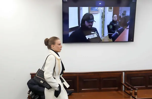 Julija Adlešič in Sebastien Abramov (na ekranu)