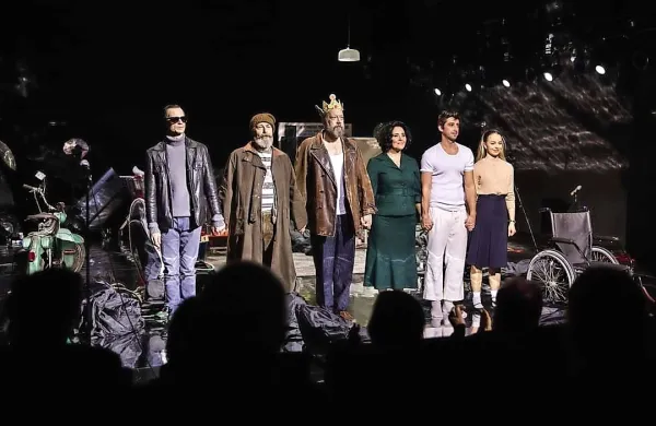 Igralci Peter Harl, Željko Hrs, Miha Nemec, Marjuta Slamič, Žiga 
Udir in Lara Fortuna so navdušili na premieri sodobne tragedije 
Ubesedovanje