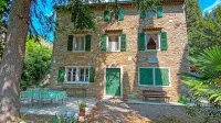 Hiša na Stari cesti 28 v Portorožu, v kateri je med letoma 1956 in 
1980 živel pisatelj Ciril Kosmač. 