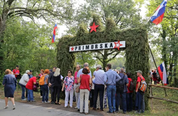 Vlada podpira preimenovanje praznika vrnitve Primorske k matični domovini, ki ga praznujemo 15. septembra, v praznik 
priključitve Primorske k matični domovini.