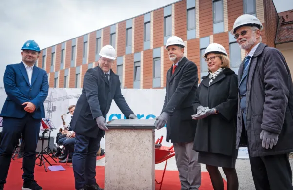 Na ljubljanski univerzi so simbolično položili temeljni kamen za 
novogradnjo kampusa medicinske fakultete na Vrazovem trgu.