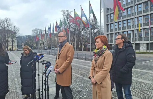 Ministrica za kulturo in koordinatorica Levice Asta Vrečko, vodja 
poslanske skupine Levice Matej Tašner Vatovec in poslanka Nataša 
Sukič o aktualnih razmerah v Levici.