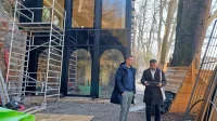 Izbrani najemnik lokala Denis Ibrišimović in projektant Adrijan 
Cingerle pred še nedokončanim paviljonom v Podskali. 