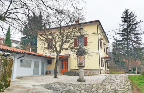 V  Oseku  so  nepridipravi  poskušali vlomiti  skozi  pritlično  okno v  
notranjost župnišča,  a  so jih ustavile  rešetke  na  oknu.  