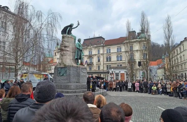 Današnji recital Prešernove poezije na Prešernovem trgu v 
Ljubljani je bil 38. po vrsti.