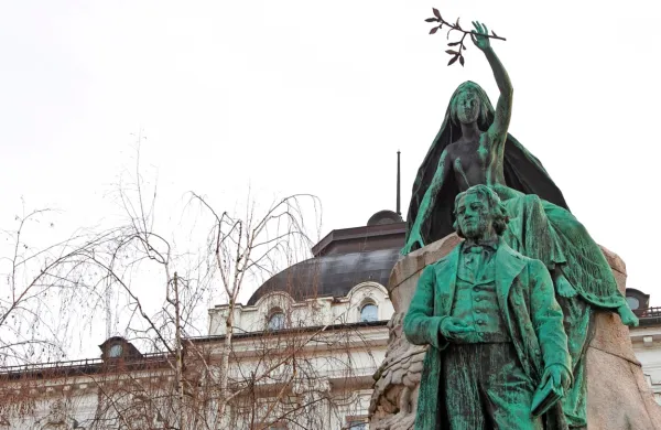  Slovenija je med redkimi državami, ki je kulturi in umetnosti 
posvetila državni praznik in ga poimenovala po svojem največjem 
pesniku.