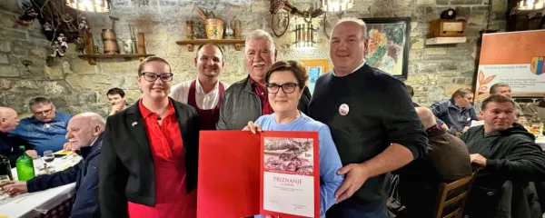 Zmagovalcema na Pučah, Denisu Kocjančiču in Olgi Mikuž, so prvi čestitali predsednik komisije Zvonko Sedmak, gostitelj Luka 
Pucer in podžupanja Mateja Hrvatin Kozlovič (z desne).