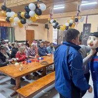 Utrinek z delavnice, na kateri so Hrušiški škoromati  ustvarjali še 
eno pustni zgodbo. 
