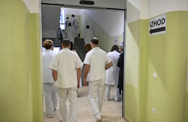 Po podatkih ministrstva v bolni&scaron;nicah soglasja za nadurno delo umaknilo okoli 33 odstotkov zdravnikov