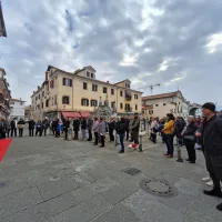 Ker ima Koper Prešernov trg, je ta odlično prizorišče za pesniška branja. Letošnja so potekala pod imenom 
Karavana kulture, saj so obiskovalce vodila po vsem mestu. Bralke in bralce pesmi so na rdeči preprogi združili 
Knjigarna Libris, Zveza kulturnih društev, Zavod za mladino, kulturo in turizem ter koprska občina.