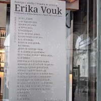 Osrednja knjižnica Srečka Vilharja, Kulturni klub in Zavod za 
mladino, kulturo in turizem so izložbe v koprski Čevljarski in 
Župančičevi ulici okrasili s poezije Erike Vouk, letošnje Prešernove 
nagrajenke.