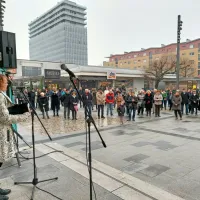 Tradicionalni, zdaj že 38. recital Prešernove poezije so člani 
Združenja dramskih umetnikov Slovenije, SNG Nova Gorica, 
GO!2025 in novogoriška izpostava JSKD priredili tudi na Bevkovem trgu v Novi Gorici. Prešernovo poezijo so recitirali recitirali 
igralci in igralke Slovenskega narodnega gledališča Nova Gorica, 
člani ZDUS-a, in njihovi gostje.