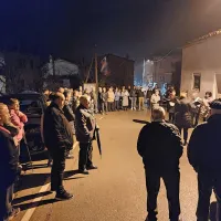 V Podnanosu, ki slovi kot rojstni kraj slovenske himne, letošnji 
kulturni praznik obeležujejo s tradicionalnim Tednom kulture v 
Podnanosu. Krajevna skupnost Podnanos je v sodelovanju z 
društvi, podružnično šolo in vrtcem v šopek prireditev povezala 
gledališko predstavo, filmski večer, praznično prireditev vrtca in 
šole in sinočnji pogovor  z Lojzetom Peterletom, predsednikom 
prve slovenske vlade. Stalnica na predvečer kulturnega praznika 
pa je že 33 let Petje na vasi.  Tokrat je ubrano petje  odmevalo v 
Podragi, Orehovici (na fotografiji)  in na Lozicah, zaključek večera 
pa je bil kot običajno v  kulturnem domu Janka Premrla Vojka v 
Podnanosu. Domačini so letos prisluhnili cerkvenemu pevskemu 
zboru Lozice, moškemu pevskemu zboru Matija Vertovec, mešanemu pevskemu zboru Stanko Premrl Podnanos in vokalni skupini 
Šumljak.