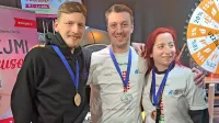Zmago je v Ilirsko Bistrico odnesel Jaka Valenčič (prvi z leve), 
drugo mesto si je prislužil Jan Lever z Brkinov, tretje pa Nikolina 
Blaževska, ki ustvarja v Luciji.