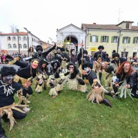 Na 14. Istrski pustni povorki zmago slavili &ldquo;dekanski vesoljci&rdquo; (FOTO, VIDEO)