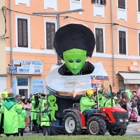 Na 14. Istrski pustni povorki zmago slavili &ldquo;dekanski vesoljci&rdquo; (FOTO, VIDEO)