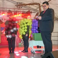 Samo na Pusta tako šik župan Tomaž Vencelj pri rezu trte, ki v 
pregreti Idriji odlično uspeva.