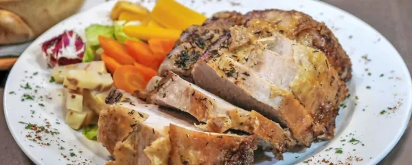Svinjska pečenka je tudi na rednem pustnem jedilniku ...