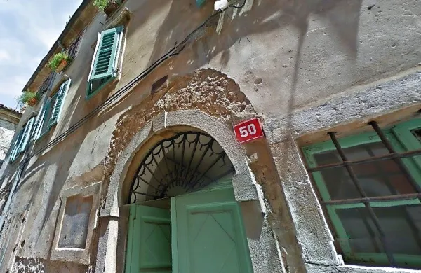  Na Smrekarjevi ulici 50 je stanovanje, ki ga želi prodati izolska 
občina. 