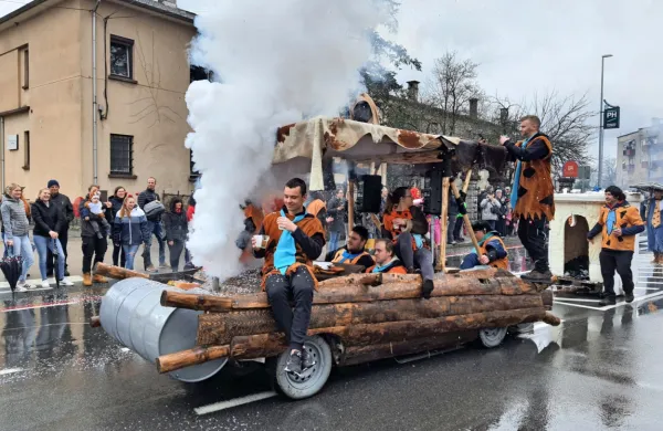 Z “Beuga kamna” (vasi Bač, Knežak, Koritnice in Šembije) so 
prihrumeli Kremenčkovi.