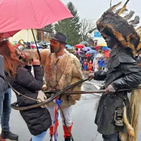  Tako je škopiti s kleščami ulovil dekle, hrušiški škoromat pa jo je 
po obrazu namazal s sajami.