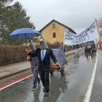 Na 27. povorki Pust je pr&scaron;u kljub dežju obilo smeha in zabave (FOTO, VIDEO)