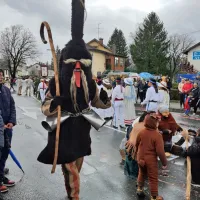 Na 27. povorki Pust je pr&scaron;u kljub dežju obilo smeha in zabave (FOTO, VIDEO)