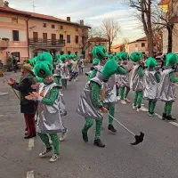 Med najbolj številčnimi in izvirnimi  je skupina iz Opatjega sela, kjer pri pustovanju vsako leto sodeluje skoraj 
vsa vas.  Tokrat so zaradi podnebnih sprememb dobili briljantno domislico: teran sta opajska kmeta začela 
pridelovati v vesolju, natančneje na Marsu, in s pomočjo pridnih rok marsovcev. 