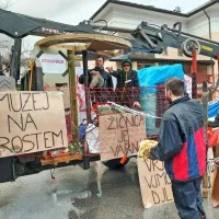 Bovška povorka je danes ob 13. uri krenila izpred spodnje postaje 
kaninske žičnice, pri Kulturnem domu pa je Toukarski kalmon 
predelal vse, kar jih žuli. Pesem Soči so nadgradili z aktualnimi 
plovnimi zagatami, Kanin je varen, čeprav je zajla dol padla, pesmico 
so namenili tudi predragi ljubi  športni dvorani, ki bo, ko bo, če bo. 