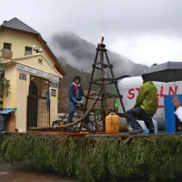 V Logu pod Mangartom so našli nafto v vodi, vrtina se že dela, z 
denarjem, ki ga bodo zaslužili, bodo rešili vse težave ...