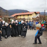 Sodniki so premierje potegnili za jezik, ker je do zdaj preveč 
obljubljal in premalo izpolnil. 