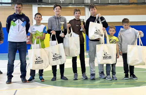 Mladi dobitniki priznanj na modelarskem tekmovanju v Vipavi. 