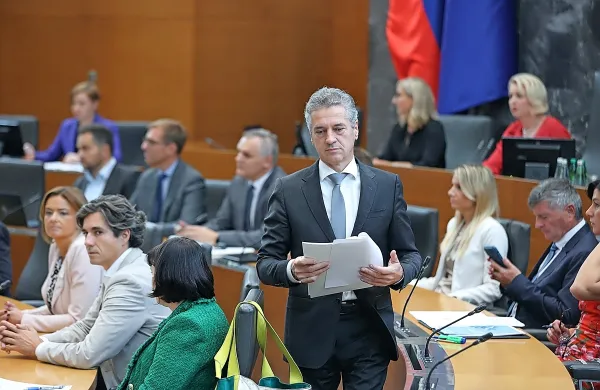 Golob poziva Fides k zamrznitvi stavke, da se ne povečuje stisk ljudi