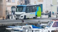    Lokalni prebivalci se v glavnem strinjajo, da je minibus brezplačen 
servis za turiste.  