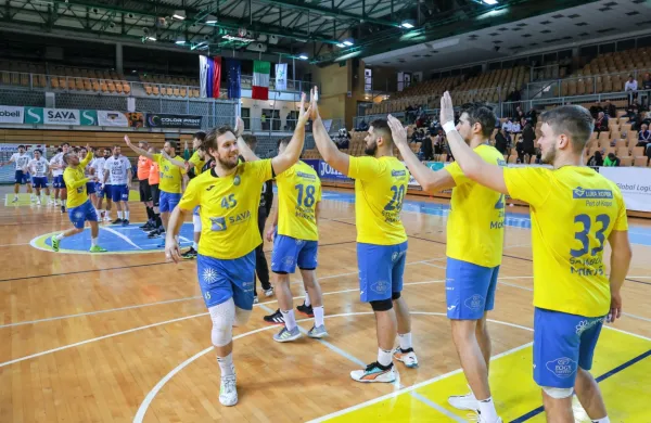 Koprski rokometaši (v rumeno-modrih dresih)  v koledarskem letu 
2024 ostajajo  neporaženi. 
