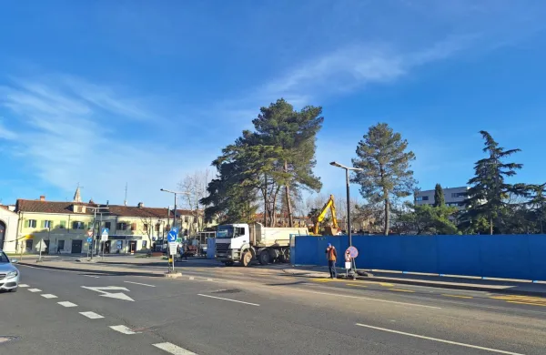 Sanacija Ljubljanske ceste in zapore prometa: nov asfalt med banko in Levjim gradom