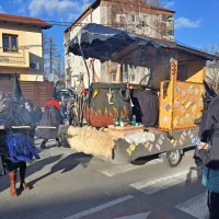 Na 51. tradicionalni pustni povorki v Postojni obudili Transavto in slavili kra&scaron;ki svet (FOTO)