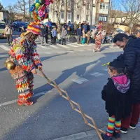 Na 51. tradicionalni pustni povorki v Postojni obudili Transavto in slavili kra&scaron;ki svet (FOTO)