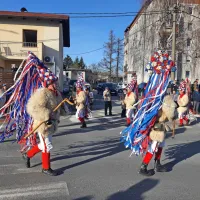 Na 51. tradicionalni pustni povorki v Postojni obudili Transavto in slavili kra&scaron;ki svet (FOTO)