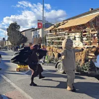 Na 51. tradicionalni pustni povorki v Postojni obudili Transavto in slavili kra&scaron;ki svet (FOTO)