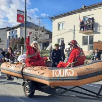 Na 51. tradicionalni pustni povorki v Postojni obudili Transavto in slavili kra&scaron;ki svet (FOTO)