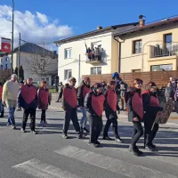 Na 51. tradicionalni pustni povorki v Postojni obudili Transavto in slavili kra&scaron;ki svet (FOTO)