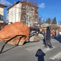 Na 51. tradicionalni pustni povorki v Postojni obudili Transavto in slavili kra&scaron;ki svet (FOTO)